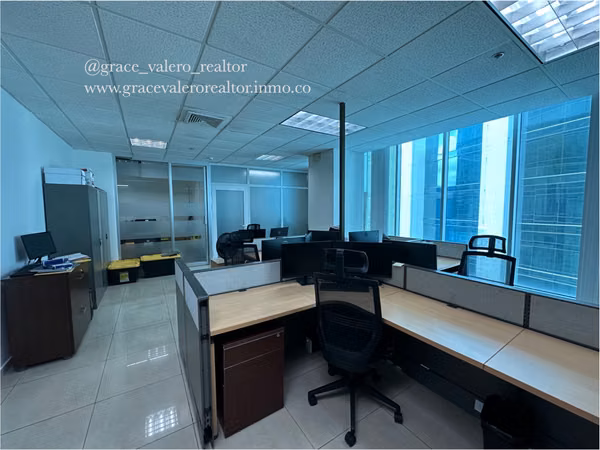 Furnished office for rent in Torre Banesco with soundproof partitions