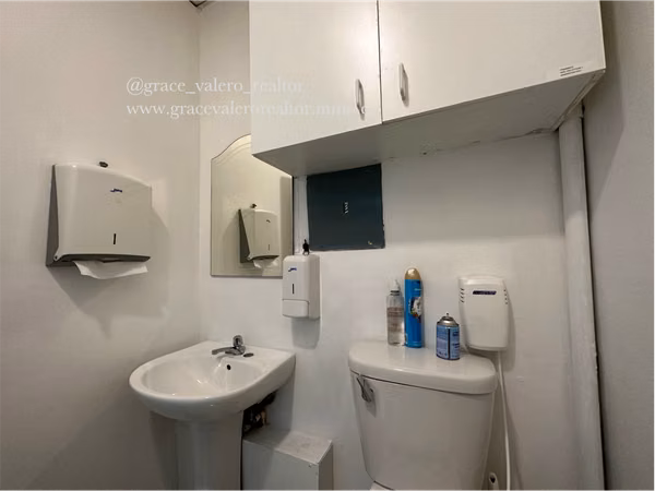 Furnished office for rent in Torre Banesco with soundproof partitions