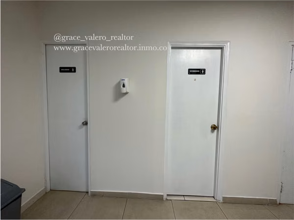 Furnished office for rent in Torre Banesco with soundproof partitions