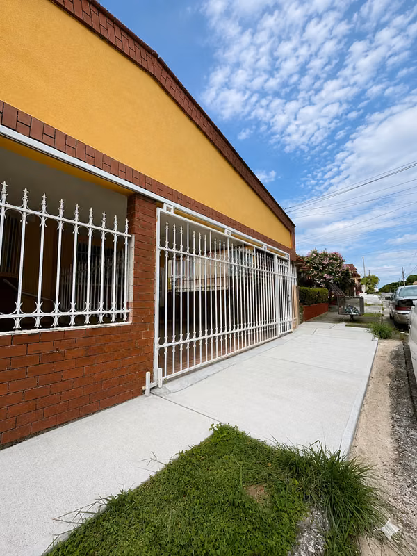 HOUSE FOR SALE IN VILLA LUCRE