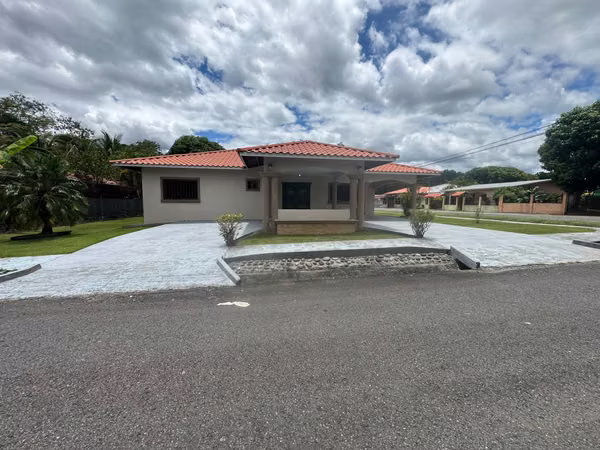 SE ALQUILA CASA AMOBLADA EN ALGARROBOS