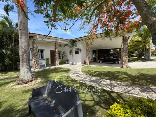 BEACH HOUSE FOR SALE IN BOAT TIP