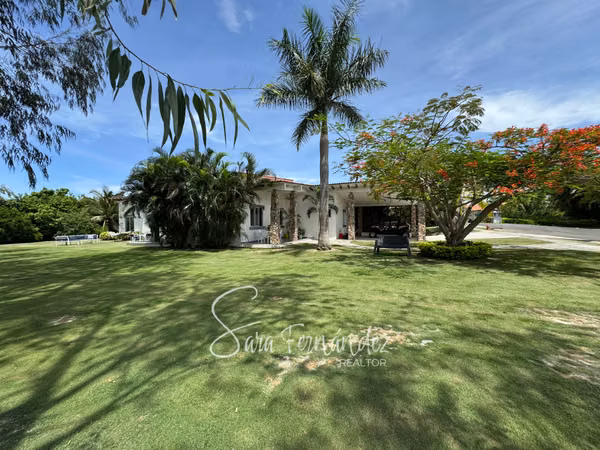 BEACH HOUSE FOR SALE IN BOAT TIP