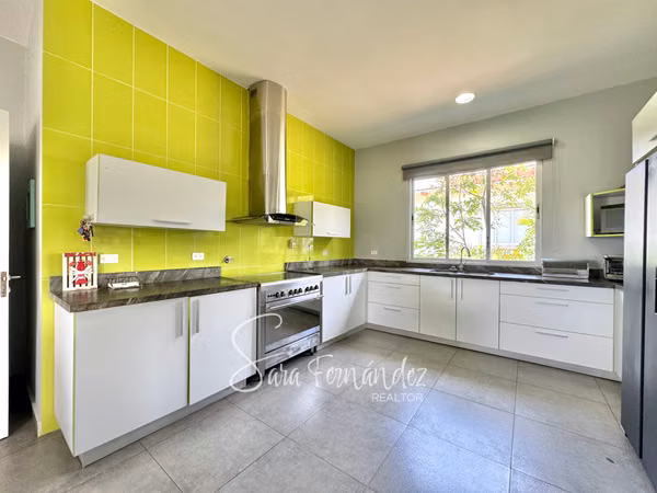 BEACH HOUSE FOR SALE IN BOAT TIP