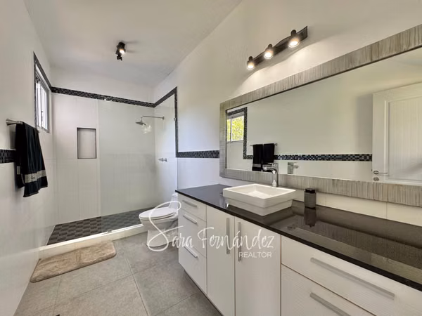 BEACH HOUSE FOR SALE IN BOAT TIP