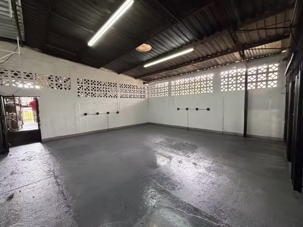 Commercial property rental in Llano Bonito