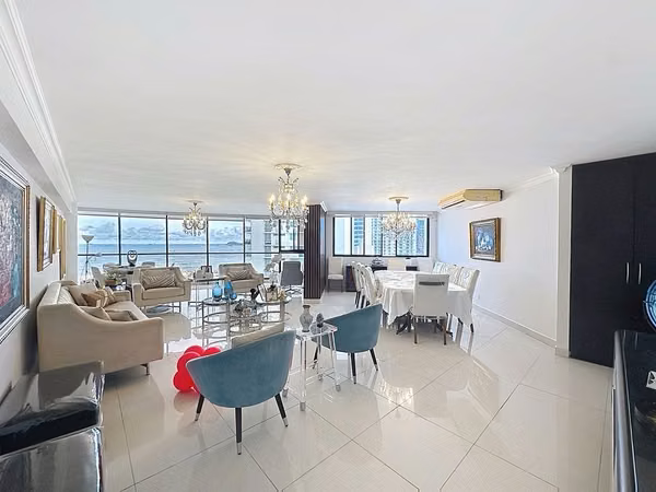 Spacious apartment for sale in PH Roca Mar, located on Avenida Balboa