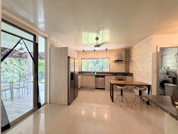 EXCLUSIVO APARTAMENTO EN CLAYTON DE DOS NIVELES CON TERRAZA PANORAMICA