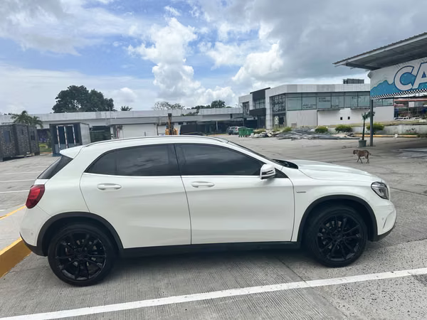 Mercedez Benz GLA 250 turbo 4MATIC 2017 Edicion especial techo y rines negros. Negociable