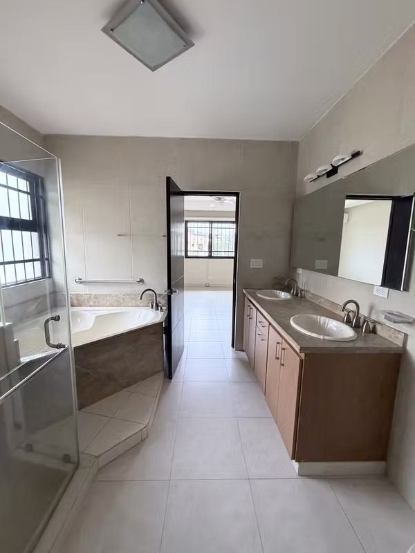 FOR RENT BEAUTIFUL SINGLE FAMILY HOUSE AT EMBASSY CLUB