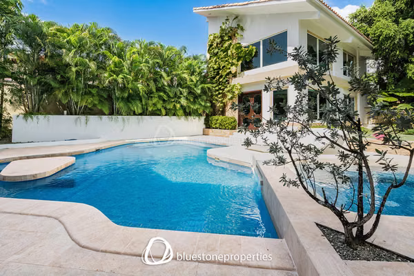 Altos del Golf – Patio y Piscina – 909mts2 – 1,600,000