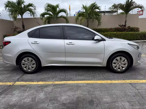 Kia Rio 2019 · Automático · Gasolina · Plateado · 30,000 km · $9,500
