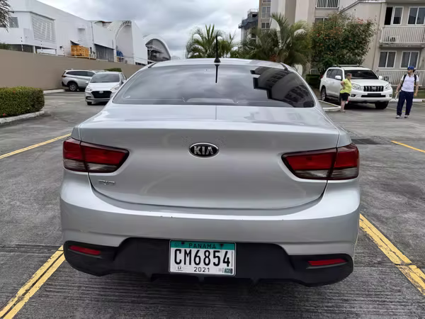 Kia Rio 2019 · Automático · Gasolina · Plateado · 30,000 km · $9,500