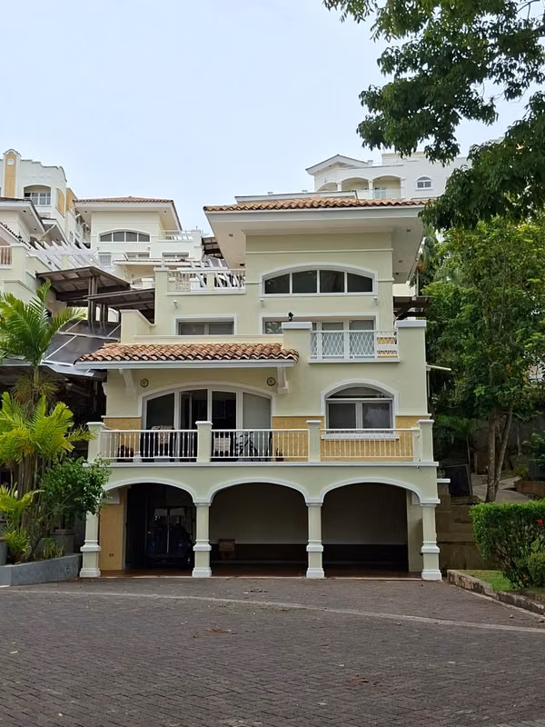 VENDO Club de Golf Tucan apartment, nice green view and the Panama Canal..