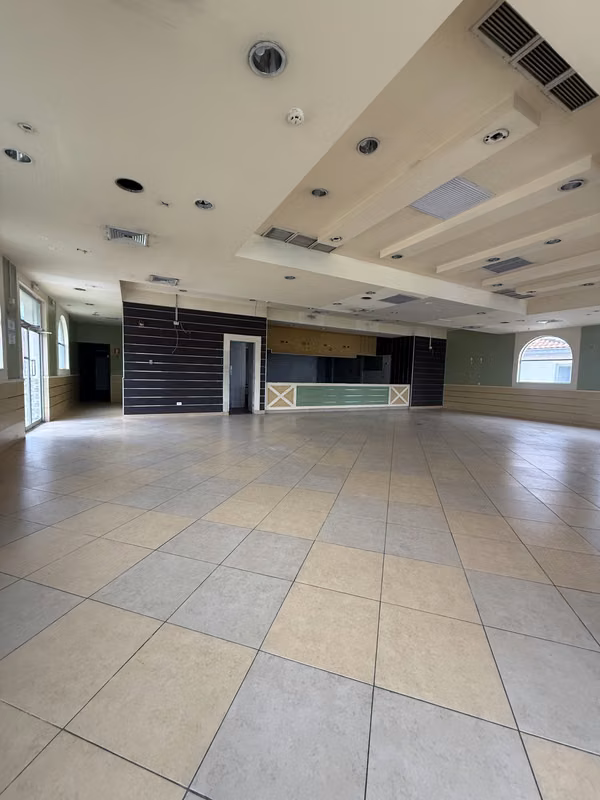 ¡Local Comercial en Alquiler en la Entrada de Brisas del Golf! 384 m² + Oficina | Drive-Thru | AR