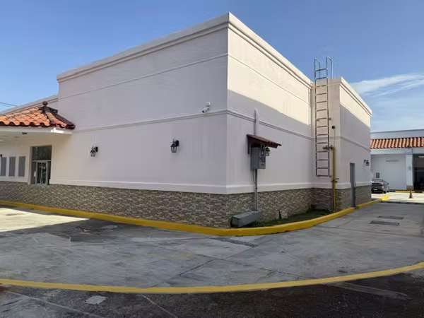 ¡Local Comercial en Alquiler en la Entrada de Brisas del Golf! 384 m² + Oficina | Drive-Thru | AR