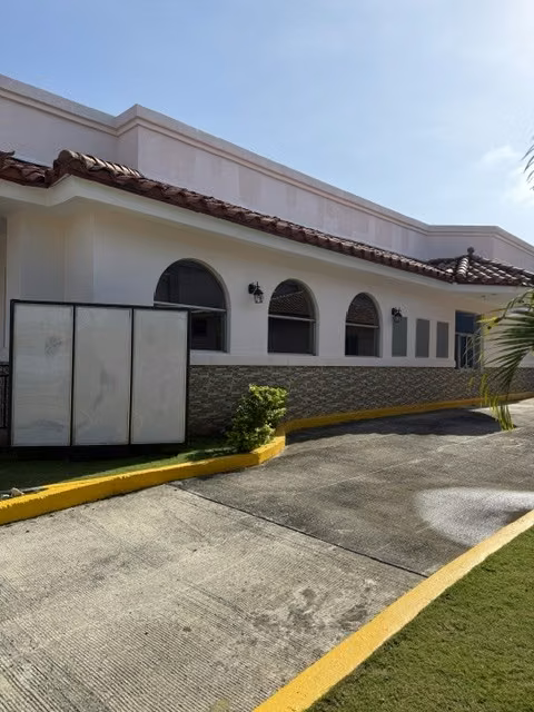 ¡Local Comercial en Alquiler en la Entrada de Brisas del Golf! 384 m² + Oficina | Drive-Thru | AR