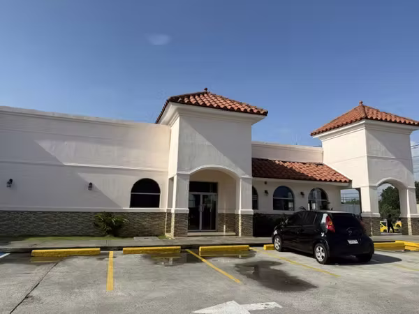 ¡Local Comercial en Alquiler en la Entrada de Brisas del Golf! 384 m² + Oficina | Drive-Thru | AR