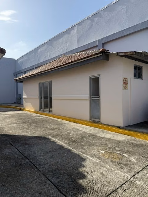 ¡Local Comercial en Alquiler en la Entrada de Brisas del Golf! 384 m² + Oficina | Drive-Thru | AR