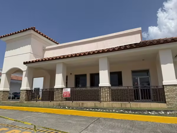 ¡Local Comercial en Alquiler en la Entrada de Brisas del Golf! 384 m² + Oficina | Drive-Thru | AR