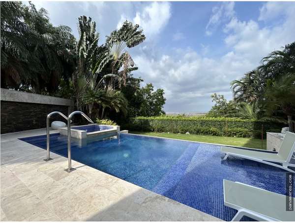 Hermoso Apartamento Amoblado - Terraza Privada Con Piscina — Apartamento en Venta