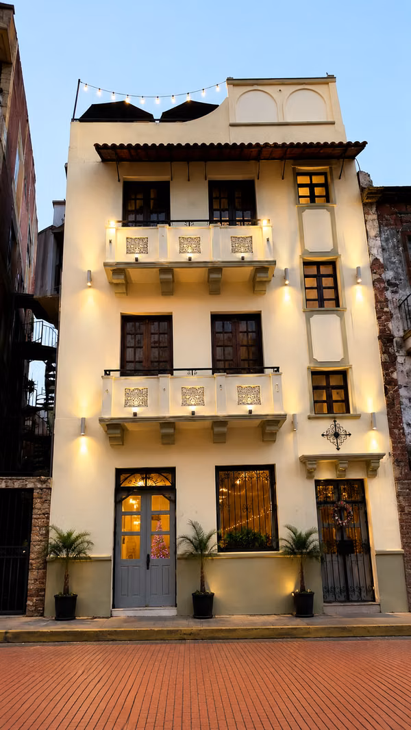 Edificio Comercial en Venta o Alquiler | Frente a Plaza Herrera | Casco Viejo