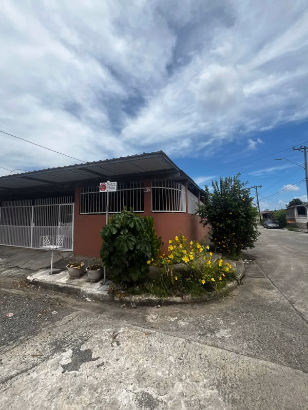 SPACIOUS FENCED HOUSE IN LOS ROSALES - VISTA ALEGRE 3 BEDROOMS | 2 BATHROOMS | 2P