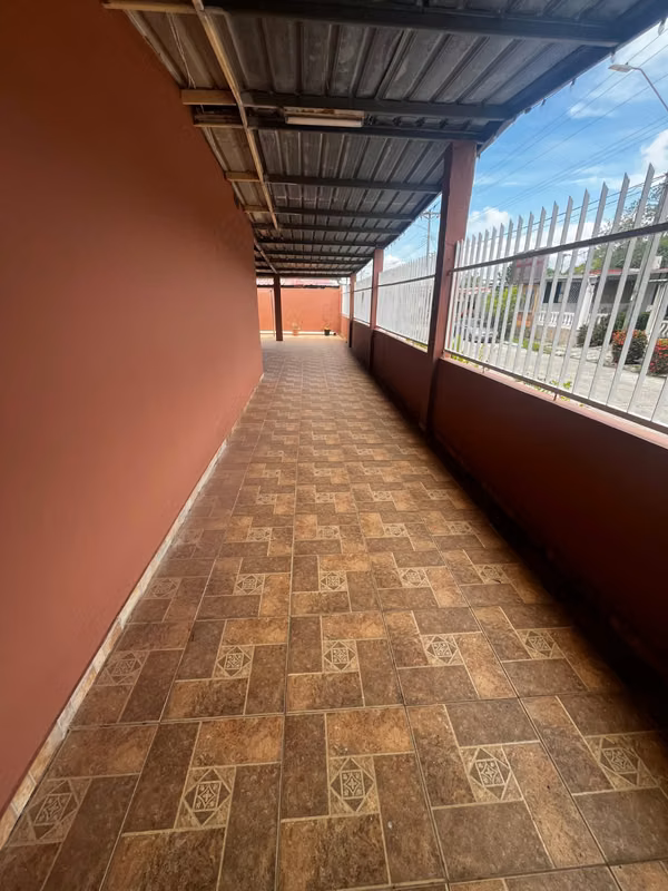 SPACIOUS FENCED HOUSE IN LOS ROSALES - VISTA ALEGRE 3 BEDROOMS | 2 BATHROOMS | 2P
