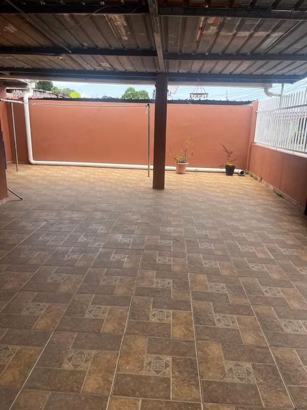 SPACIOUS FENCED HOUSE IN LOS ROSALES - VISTA ALEGRE 3 BEDROOMS | 2 BATHROOMS | 2P