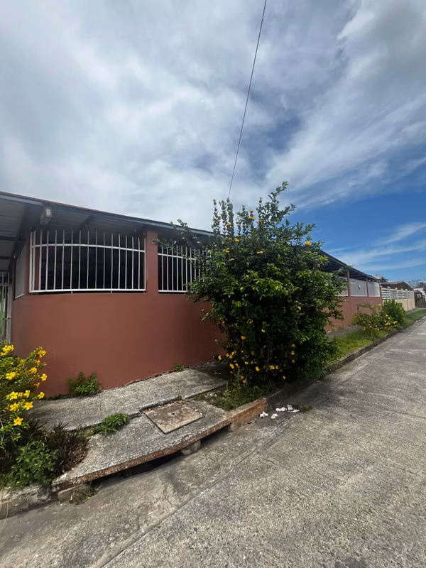 SPACIOUS FENCED HOUSE IN LOS ROSALES - VISTA ALEGRE 3 BEDROOMS | 2 BATHROOMS | 2P