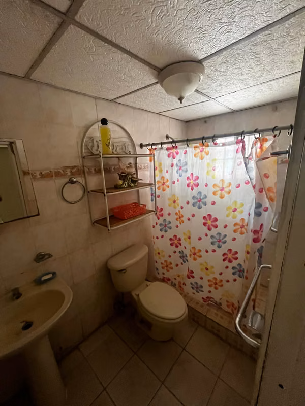SPACIOUS FENCED HOUSE IN LOS ROSALES - VISTA ALEGRE 3 BEDROOMS | 2 BATHROOMS | 2P