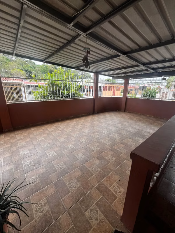 SPACIOUS FENCED HOUSE IN LOS ROSALES - VISTA ALEGRE 3 BEDROOMS | 2 BATHROOMS | 2P