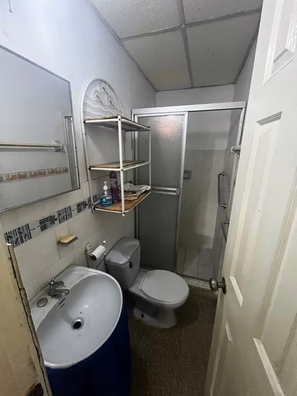 SPACIOUS FENCED HOUSE IN LOS ROSALES - VISTA ALEGRE 3 BEDROOMS | 2 BATHROOMS | 2P