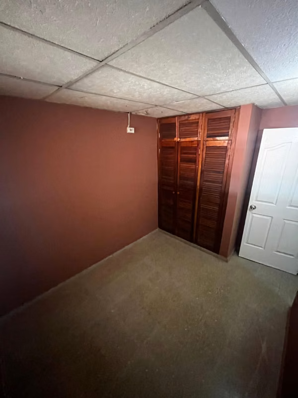 SPACIOUS FENCED HOUSE IN LOS ROSALES - VISTA ALEGRE 3 BEDROOMS | 2 BATHROOMS | 2P