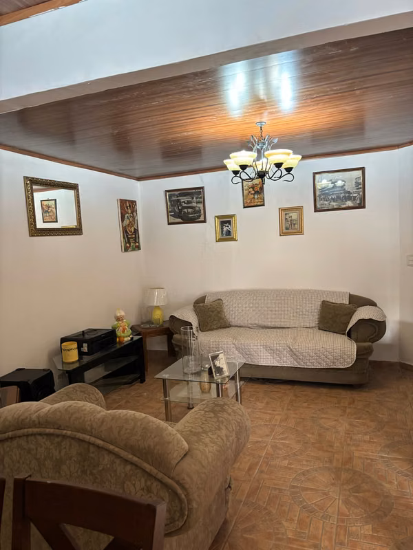 ¡OPORTUNIDAD ÚNICA! CASA REMODELADA EN ALTOS DEL CRISOL (CAMRO)