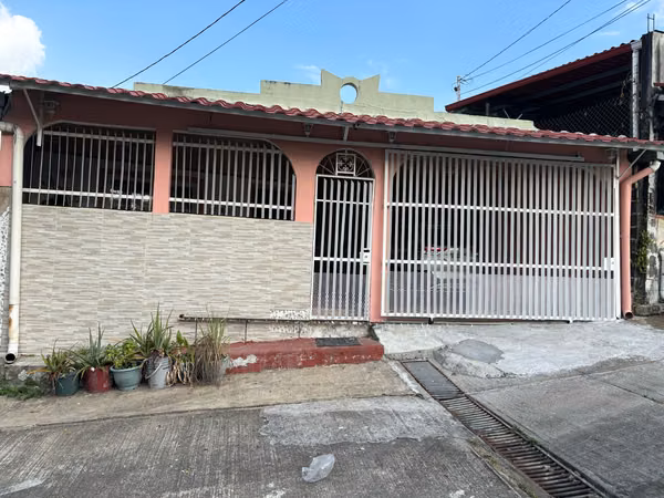 ¡OPORTUNIDAD ÚNICA! CASA REMODELADA EN ALTOS DEL CRISOL (CAMRO)
