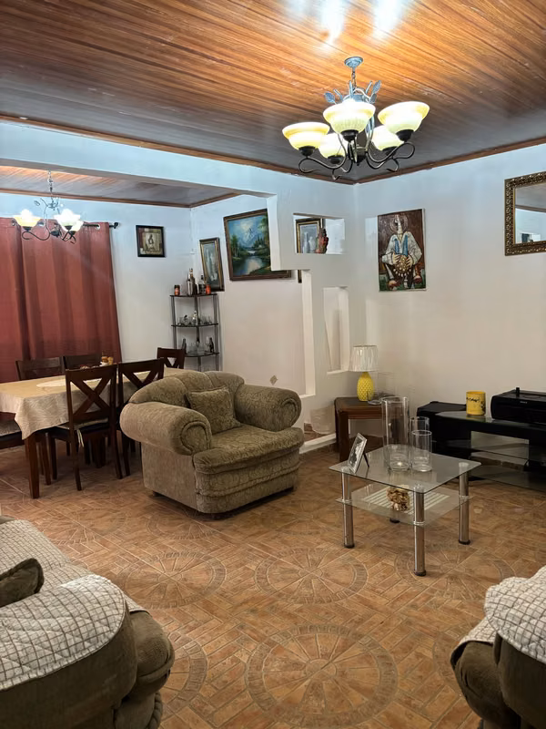 ¡OPORTUNIDAD ÚNICA! CASA REMODELADA EN ALTOS DEL CRISOL (CAMRO)