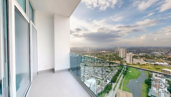 Exclusivo Apartamento de 253 m² con Línea Blanca Completa y Vista Panorámica al Campo de Golf