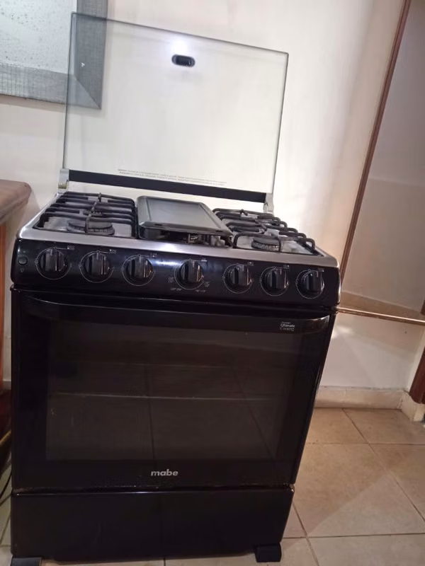 “Estufa Mabe 6 quemadores con horno y plancha casi nueva - $200”