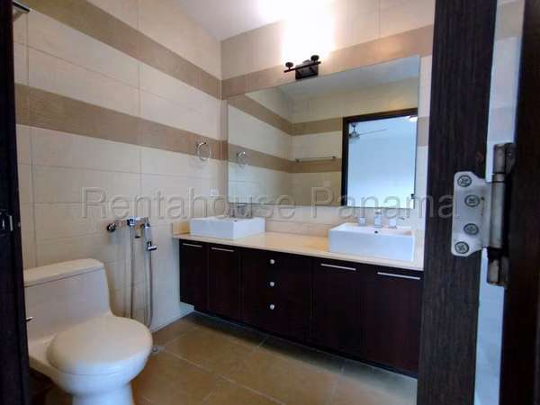 m² apartment for sale: 3 bedrooms, 3.5 bathrooms, ocean view.