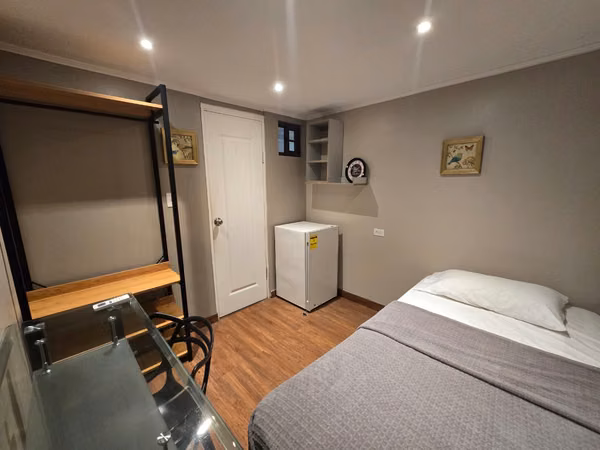 Habitación amoblada en Obarrio con aire acondicionado y nevera