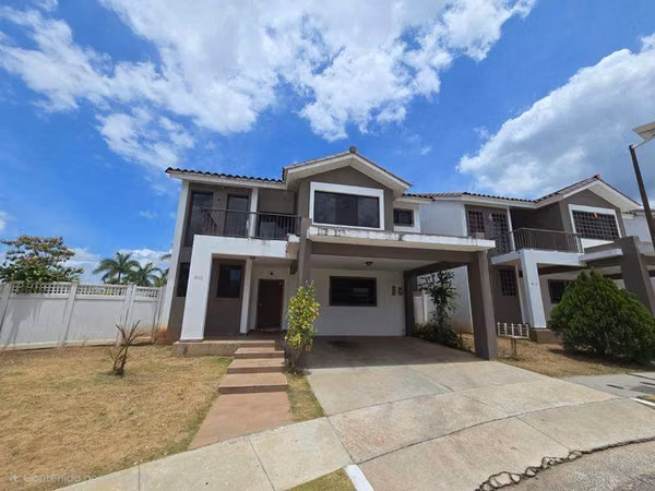 Banco vende casa en PH OLYMPUS Paseo Norte Brisas del Golf (b)