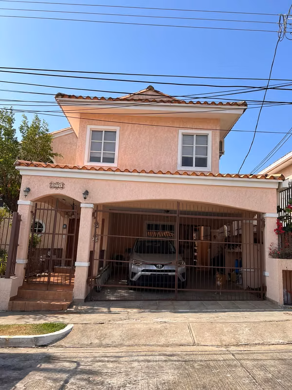 TWO-STORY HOUSE FOR SALE IN FUENTE DEL FRESNO