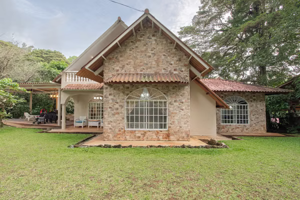Casa de Montaña Remodelada con Piscina, Fogata y Amplio Terreno en Cerro Azul