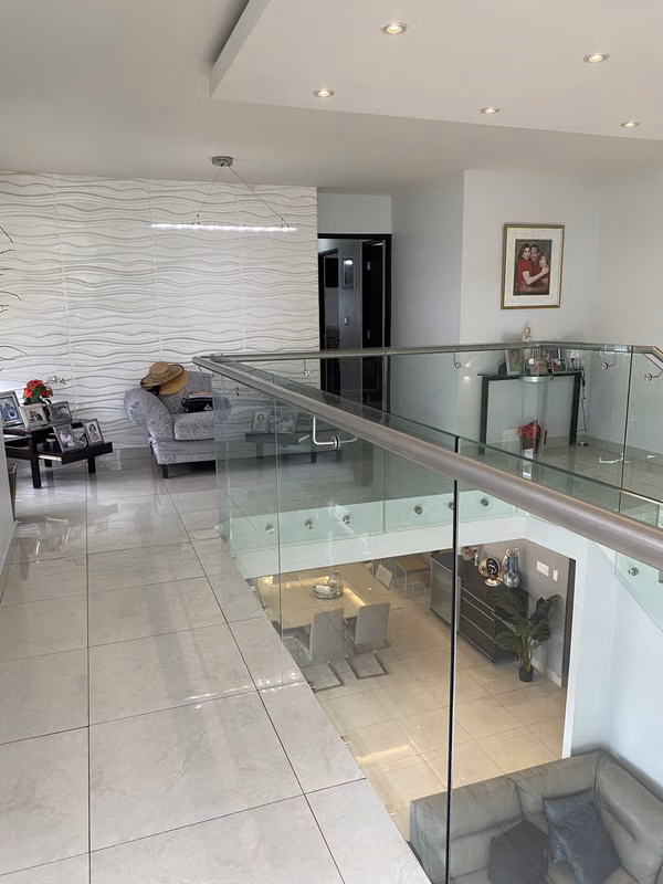 Alquilo espectacular Penthouse Dúplex en San Francisco con línea blanca completa.