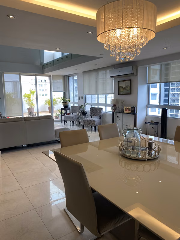 Alquilo espectacular Penthouse Dúplex en San Francisco con línea blanca completa.