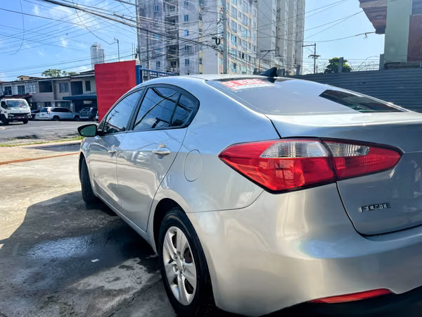 KIA FORTE 2014 AUTOMÁTICO