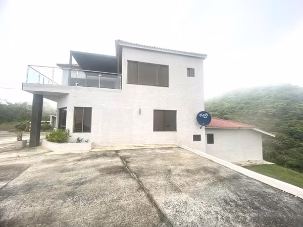 SE VENDE ACOGEDORA CASA DE MONTAÑA EN ALTOS DEL MARIA CON VISTA