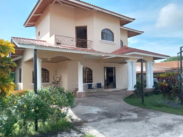 Se vende hermosa casa de 2 plantas en la mejor zona de David Terronal