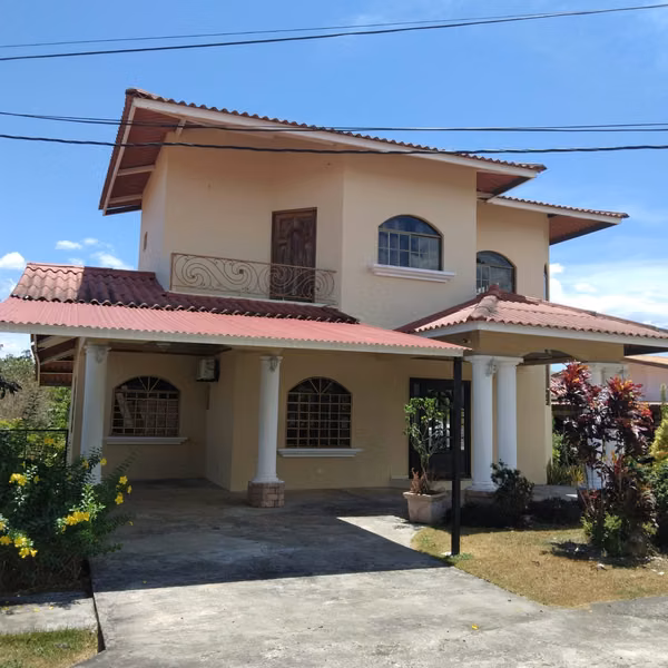 Se vende hermosa casa de 2 plantas en la mejor zona de David Terronal